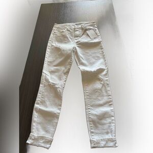 NWT cello size 3 white distressed pants. A416